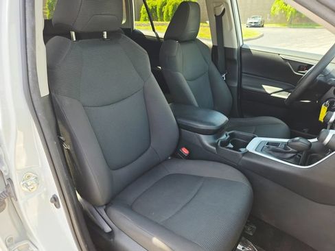 Used 2021 Toyota RAV4 LE AWD/4WD image 17