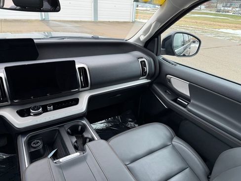 Used 2025 Ford Expedition Active image 32