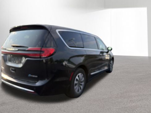 Used 2023 Chrysler Pacifica Limited FWD image 5