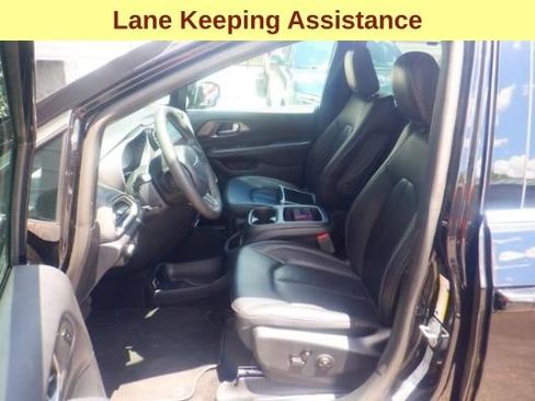 Used 2025 Chrysler Pacifica Select FWD image 5
