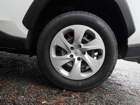 Used 2019 Toyota RAV4 LE image 12