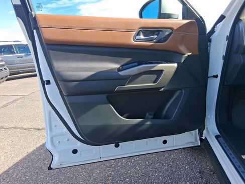 Used 2023 Nissan Pathfinder Platinum image 10