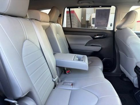 Used 2022 Toyota Highlander XLE AWD/4WD image 34
