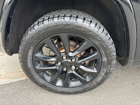 Used 2020 Jeep Grand Cherokee Altitude AWD/4WD image 11
