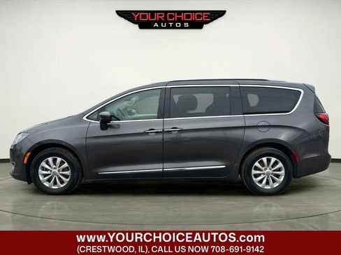Used 2019 Chrysler Pacifica Touring-L FWD image 2