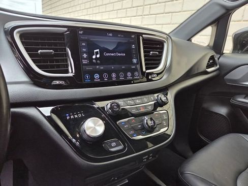 Used 2020 Chrysler Pacifica Touring-L Plus w/ Advanced Safetytec Group FWD image 23