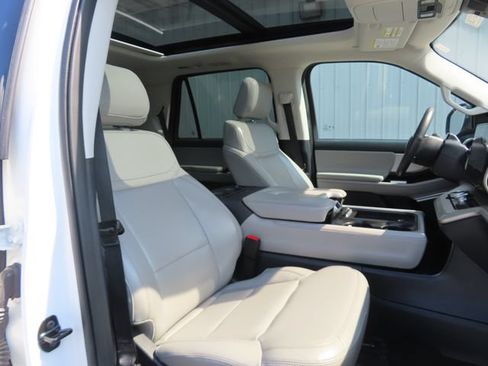 Used 2025 Ford Expedition Active AWD/4WD image 25