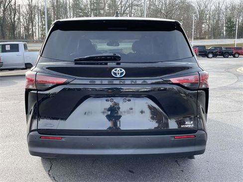 Used 2022 Toyota Sienna XLE image 4