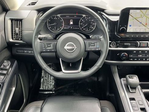Used 2024 Nissan Pathfinder SL FWD image 17