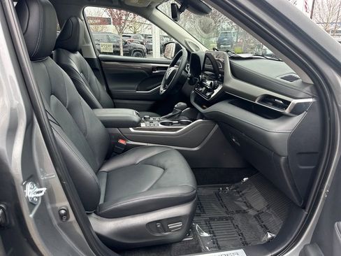 Certified 2025 Toyota Highlander Limited image 19