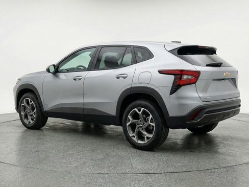 Used 2025 Chevrolet Trax LT FWD image 6