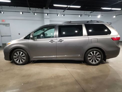 Used 2018 Toyota Sienna Limited image 4