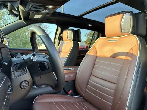 Used 2024 GMC Yukon XL Denali Ultimate image 12