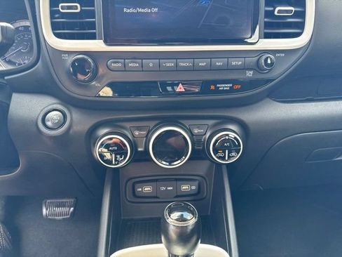 Used 2022 Hyundai Venue Limited FWD image 17