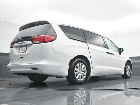 Used 2020 Chrysler Voyager L FWD image 31