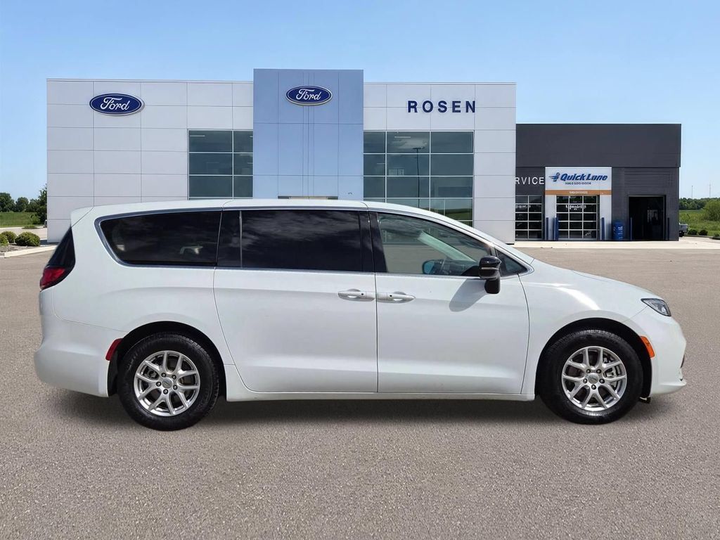 Used 2024 Chrysler Pacifica Touring-L FWD image 2
