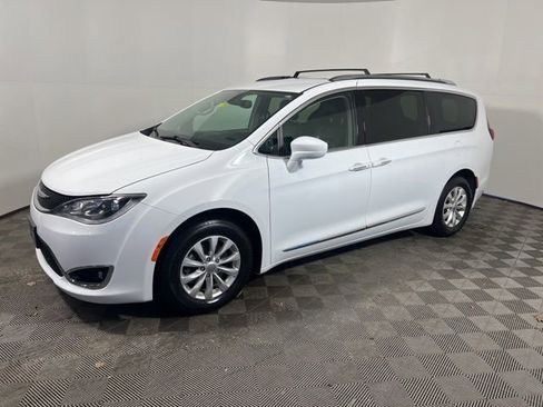Used 2019 Chrysler Pacifica Touring-L image 4