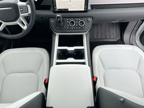 Used 2025 Land Rover Defender 90 S image 29
