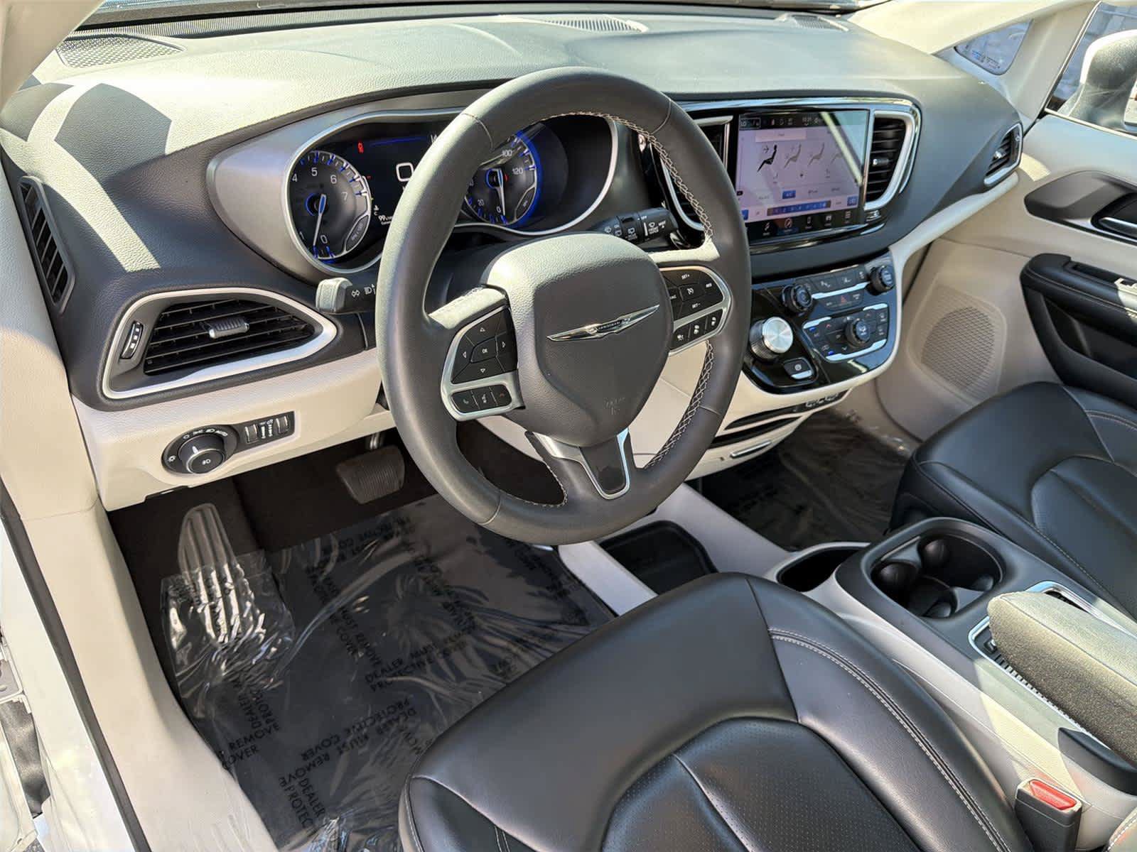 Used 2023 Chrysler Pacifica Touring-L FWD image 2