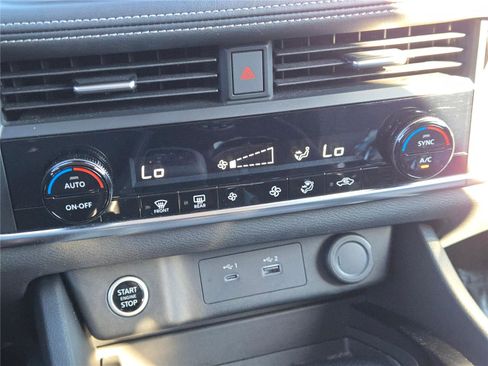 Used 2023 Nissan Rogue SV image 31