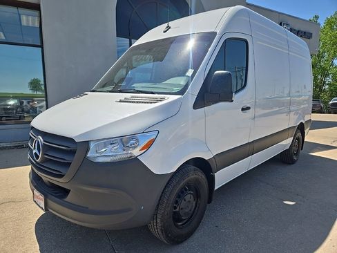 Used 2025 Mercedes-Benz Sprinter 2500 image 2