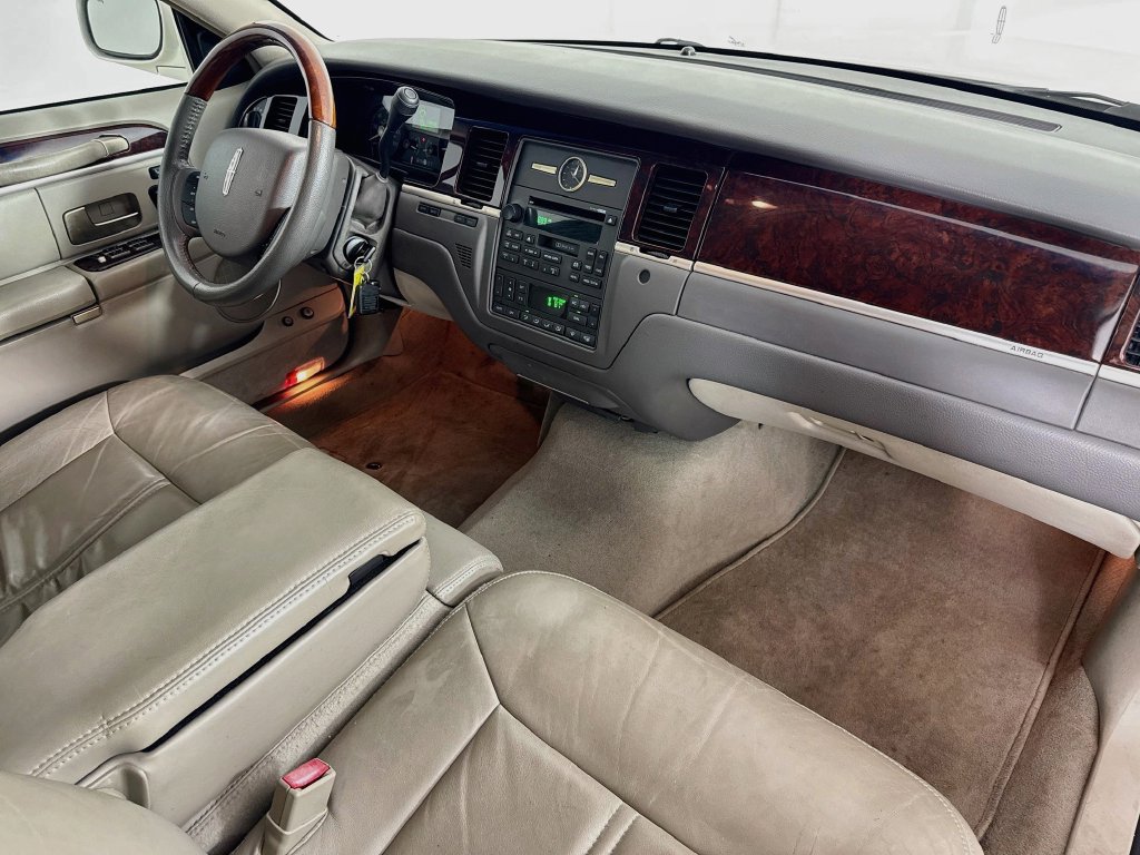 Used 2007 Lincoln Town Car Signature Limited RWD image 31
