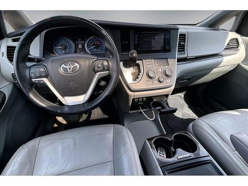 Used 2017 Toyota Sienna XLE w/ XLE Navigation Package AWD/4WD image 7