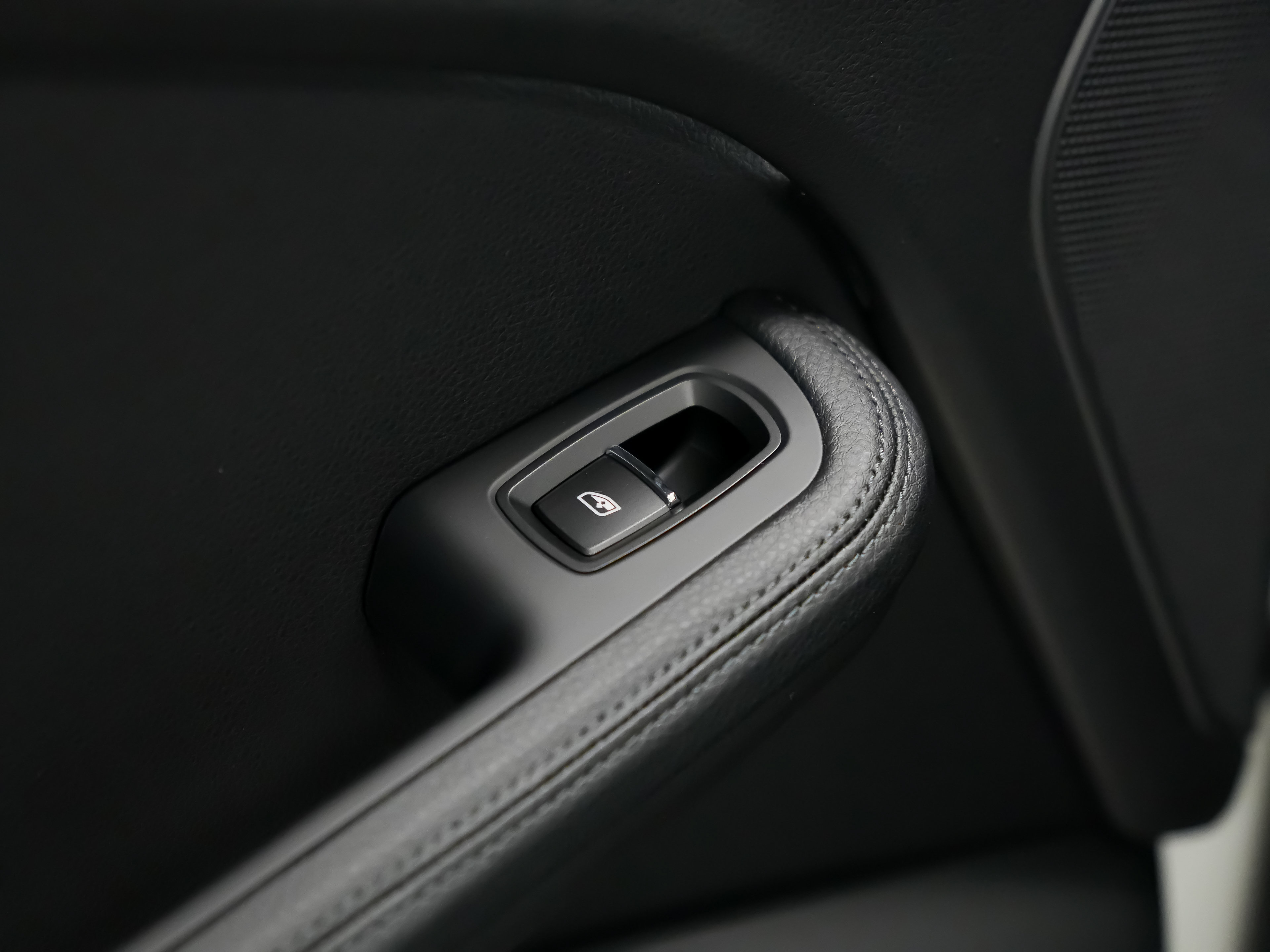 Certified 2026 Porsche Macan AWD/4WD image 16