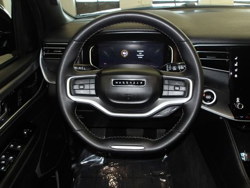 Used 2025 Jeep Wagoneer 4WD image 13