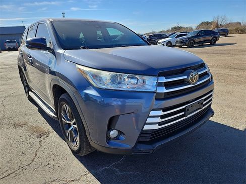 Used 2019 Toyota Highlander LE image 11