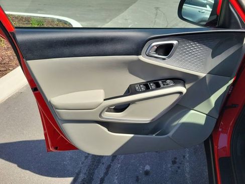 Used 2025 Kia Soul LX w/ LX Technology Package FWD image 10