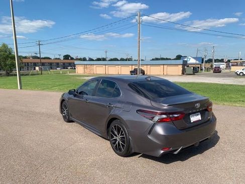 Used 2022 Toyota Camry SE w/ Cold Weather Package FWD image 5