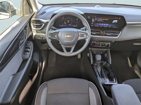 Used 2025 Chevrolet TrailBlazer LT image 2