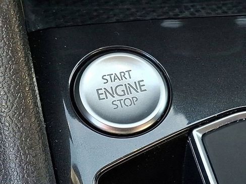 Used 2021 Volkswagen Tiguan SE w/ Panoramic Sunroof Package image 23