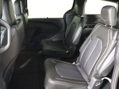 New 2026 Chrysler Pacifica Select image 15