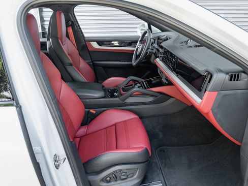 Used 2024 Porsche Cayenne Coupe AWD/4WD image 21