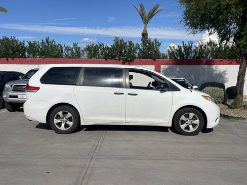 Used 2013 Toyota Sienna L image 3