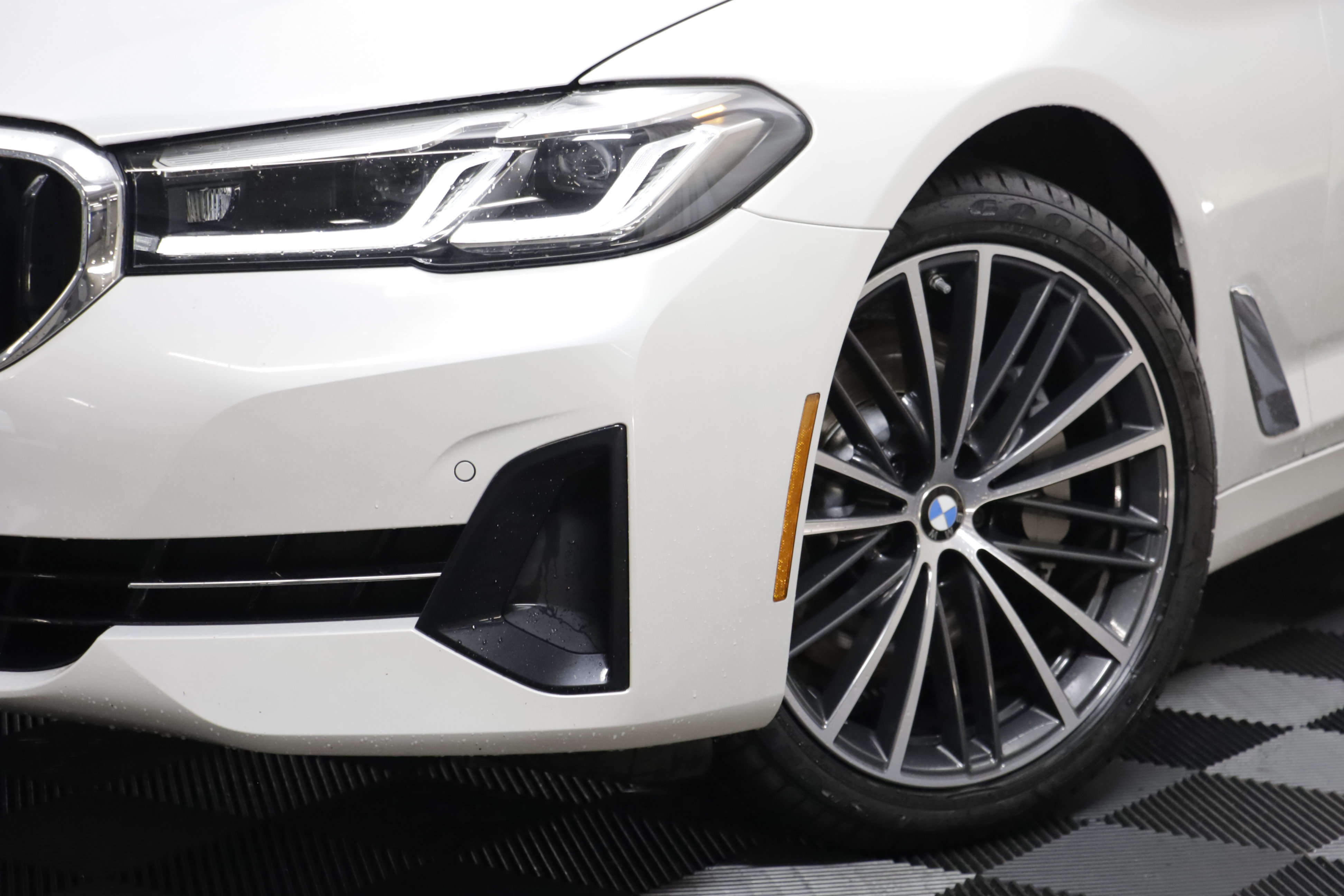 Used 2023 BMW 530i xDrive w/ Premium Package AWD/4WD image 3