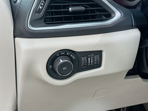 Used 2017 Chrysler Pacifica Limited w/ UConnect Theater Package FWD image 10