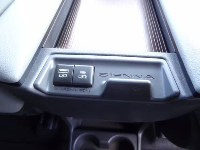 Used 2024 Toyota Sienna XLE FWD image 18