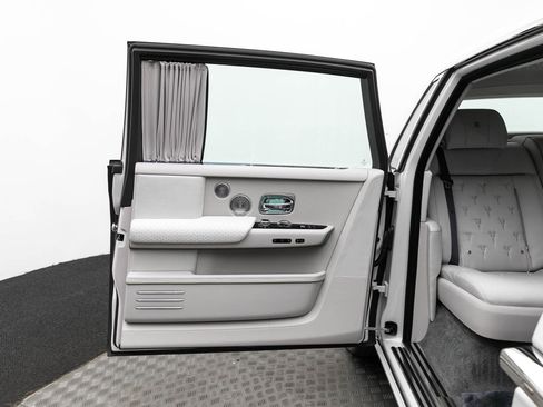 Used 2024 Rolls-Royce Phantom Extended Wheelbase w/ Leather Finishing Pack image 47