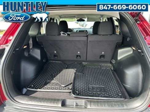 Used 2019 Jeep Cherokee Latitude w/ Cold Weather Group AWD/4WD image 30