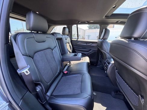 Used 2024 Jeep Grand Cherokee Altitude AWD/4WD image 21