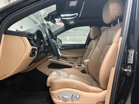 Certified 2026 Porsche Macan AWD/4WD image 5