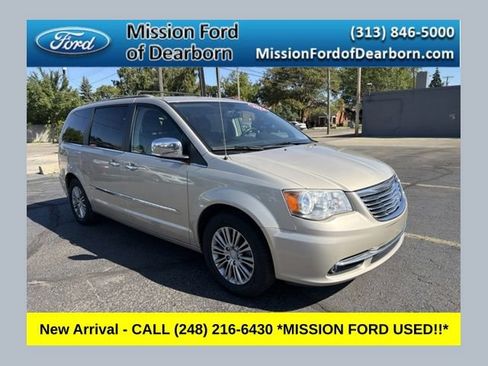Used 2014 Chrysler Town & Country Touring-L w/ Driver Convenience Group FWD image 1