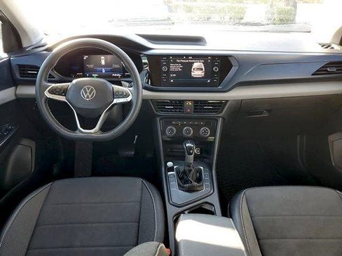 Used 2022 Volkswagen Taos SE image 13