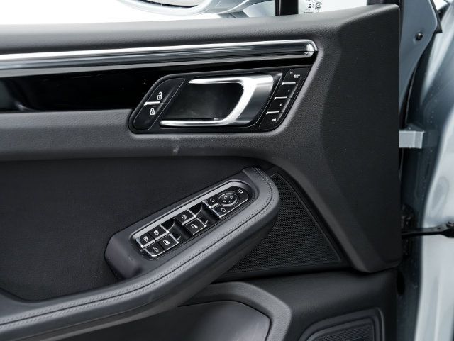 Certified 2026 Porsche Macan AWD/4WD image 8