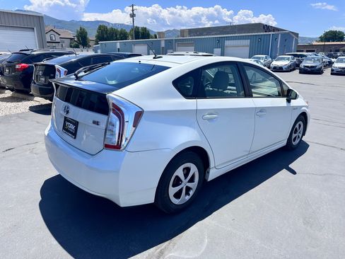 Used 2015 Toyota Prius Four w/ Preferred Accessory Package FWD image 3