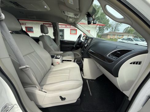 Used 2013 Chrysler Town & Country Touring-L w/ Driver Convenience Group FWD image 15