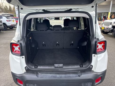 Used 2023 Jeep Renegade Latitude image 24